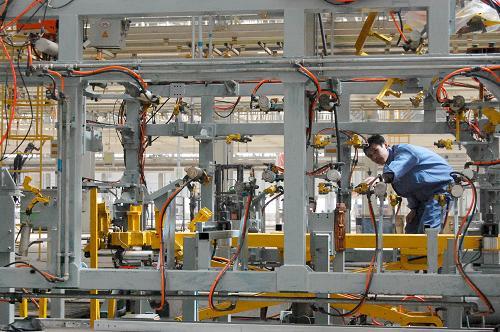 工人在北京汽车制造厂黄骅新厂的生产车间调试车体焊接设备